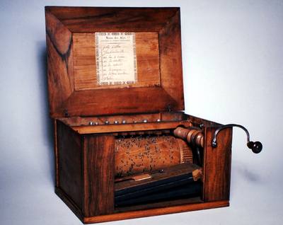 Serinette (early 19th century) — Barrel organ, photograph from The Met