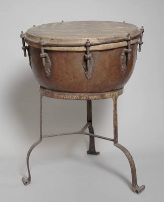 Blackhead Brotherhood drum (1650) — Drum, photograph from Europeana