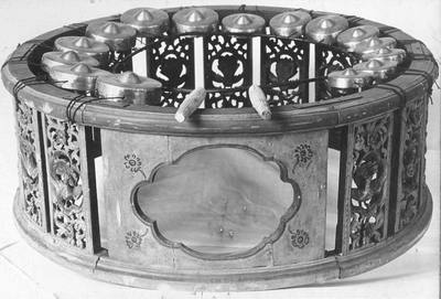 Kyì-waìng (late 19th century) — Gong, photograph from The Met