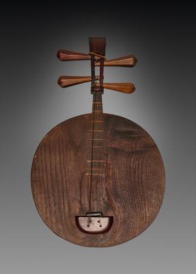 Moon Lute (Yueqin) (1800s) — Lute, photograph from Cleveland Museum of Art