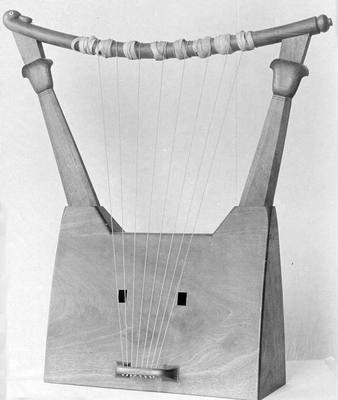Lyre (19th century) — Lyre, photograph from The Met