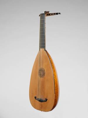 Mandora (1726) — Mandolin, photograph from The Met