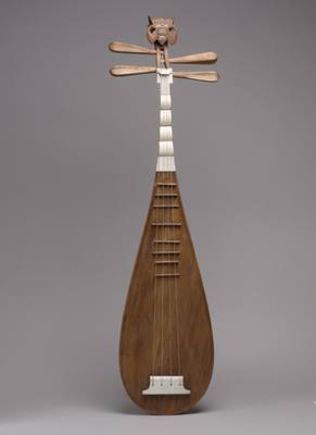 Pipa (琵琶 ) (19th century) — Pipa, photograph from The Met