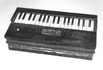 Rocking Melodeon (ca. 1843) — Reed organ, photograph from The Met