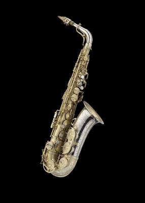 Alto saxophone owned and played by Charlie Parker (ca. 1947) — Saxophone, photograph from Smithsonian